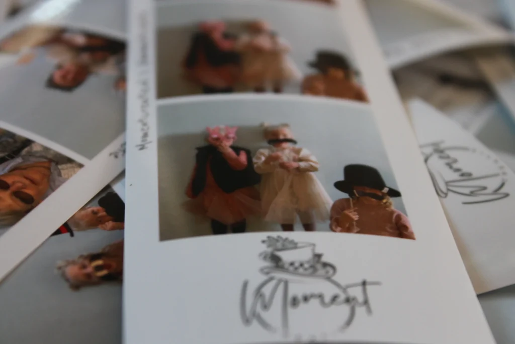 Detail van Alice in Wonderland sfeer met fotoprints tijdens 75e verjaardag