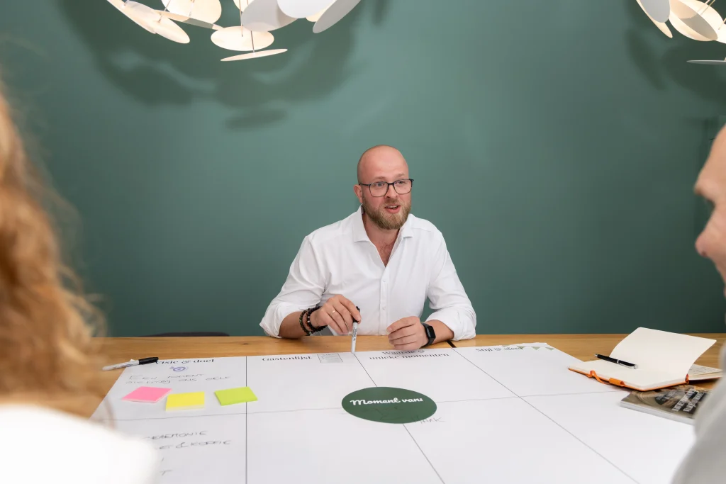 Tom Bijma van Moment Creatie in gesprek tijdens een feestplanning sessie