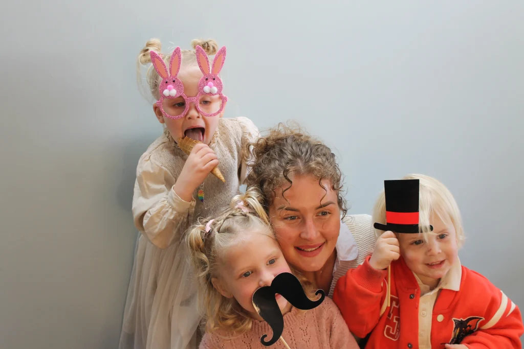 Feest georganiseerd door Moment Creatie — familie geniet samen tijdens een verjaardagsfeest